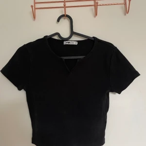 Svart t-shirt med v- ringning - Svart t-shirt, knappt använd. Köparen står för eventuell frakt 