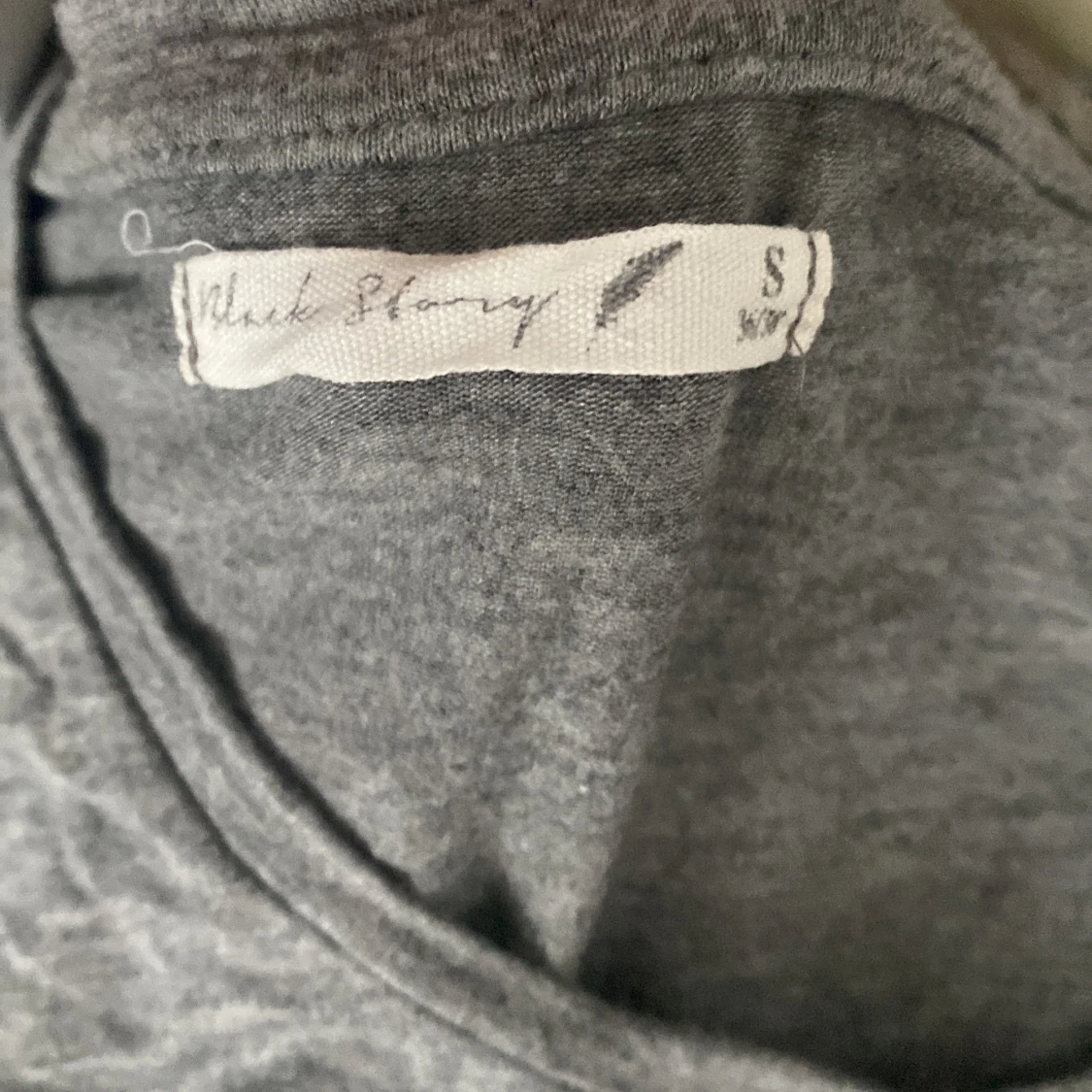 Grå urringad t-shirt - 91