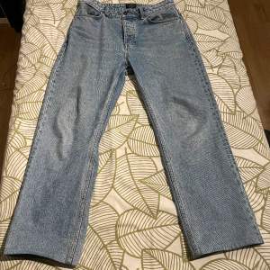 Säljer dessa jeans ”liam loose” från NEUW, utmärkt kvalitet och jätte fina jeans. Skick 10/10 inga defekter! Skriv vid fler frågor 