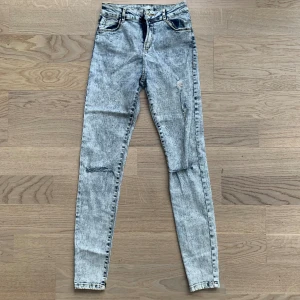 Ripped jeans - Bershka - Ripped på bägge knäna 😊sköna och sitter som ett smäck 😊storlek 34