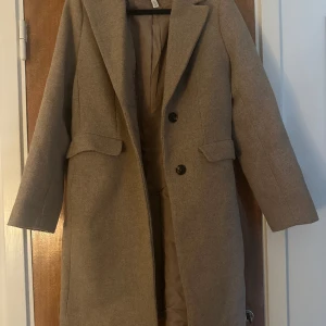 Kappa - Jätte fin kappa från H&M säljs då den inte kommer till användning. Knappt använd 