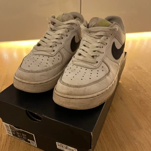 Air force 1 - Säljer nu mina air force one i ganska dåligt skicka då det är slitna där bak. Kartong ingår 