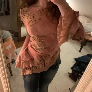 2000s Blus🌸 - Skitsnygg blus från 2000s perfekt för våren/sommaren. Har extremt långa ärmar med flera lager. Använd gärna Köp nu💗