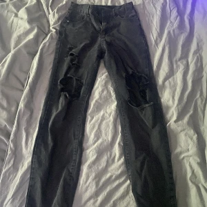 Svarta jeans  - Säljer dessa håliga jeans jag använt lite bra skick men knappen har gått sönder så har satt dit en ny, de är  från SHEIN säljer dom för jag inte använder de längre👚🩷