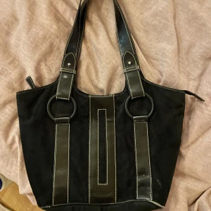 Handväska i mycket bra skick  - En handväska med flera fack och i mocca och konstläder 