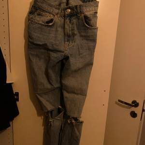 Jeans i strl 40 köpt i Gina tricot för 400kr de är tyvärr för stora nu så säljer de för billigt pris! De är fortfarande i bra skick :) 