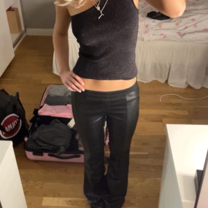 Skinnbyxor  - Säljer dessa sjukt snygga lågmidjade skinnbyxor! Säljs inte längre! Midjemått 32cm men de är mycket stretchiga så passar större och mindre midja! Innerbenslängd:76cm