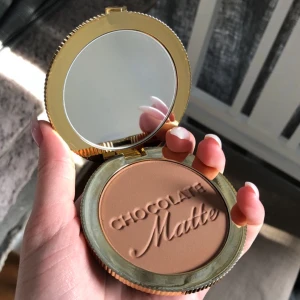 Too Faced Bronzer - Too Faced Chocolate Soleil Bronzer, köpt på Sephora för 439kr. I princip helt ny som man ser på bild 2. Endast testad.