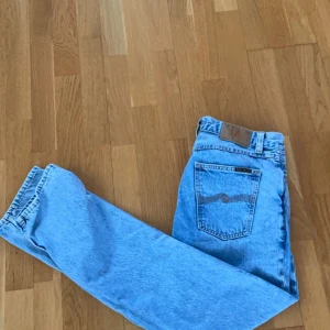 Nudie jeans ljusblåa  - Riktigt snygga nudie jeans, perfekta för året runt och till vilken outfit som helst. Storleken är 30 bred och 32 lång. Inga skador eller stora defekter. Pris kan diskuteras, hör av er för fler bilder. Tar också emot byten så tveka inte att skriva.