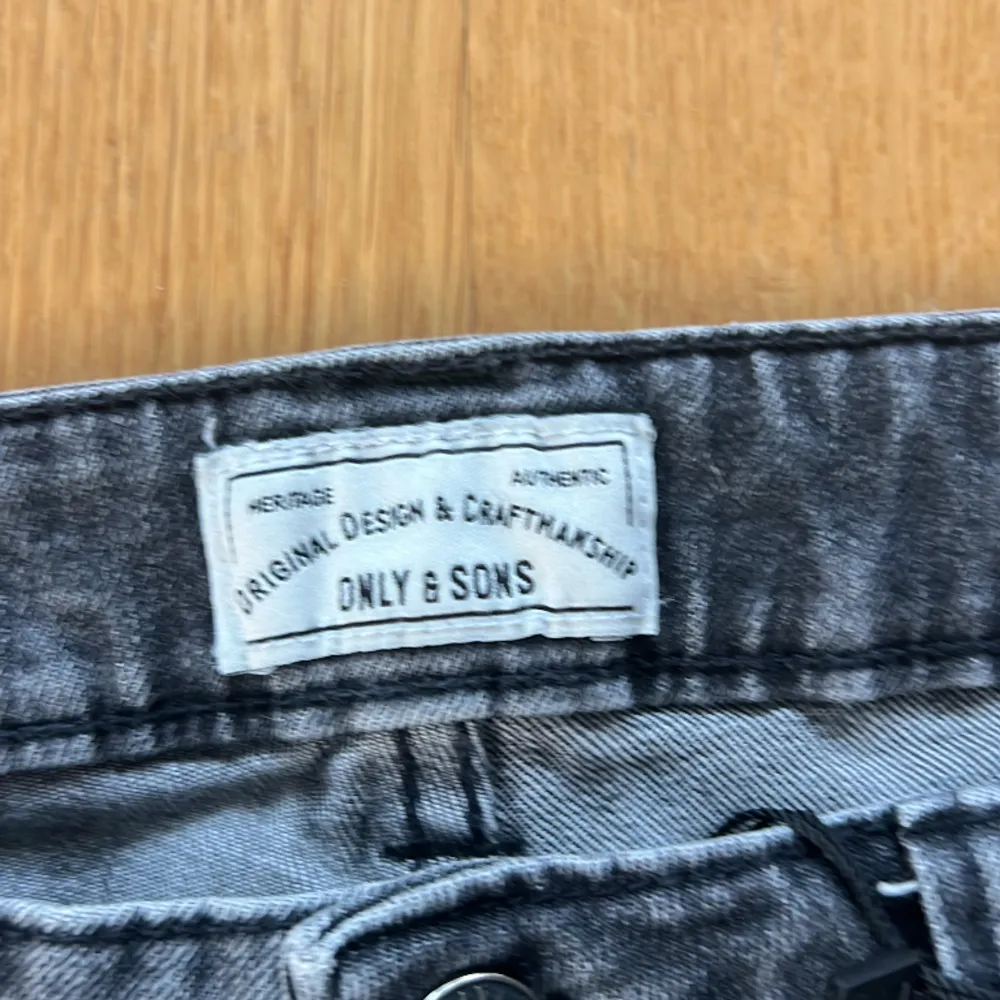 Hej! Säljer ett par gråa jeans från Only and sons i fint skick. Det är slimfit och storleken är 30x34. Hör av vid frågor😄. Jeans & Byxor.