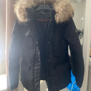 Hollies jacka - En mycket fin hollies jacka i jättefint skick, inga defekter eller skador. Äkta päls, avtagbar! Storlek 38/M!