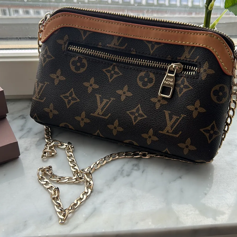 En Louis Vuitton väska. Vet ej om den är äkta. Jag köpte den här på Plick och säljer då den inte kommer till användning 🤎. Väskor.