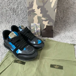 Valentino rockrunners 42 - Tja, vi säljer nu dessa riktigt feta Valentino Rockrunners i ett 9/10 skick. Nypris på dessa ligger på 8500kr och vi säljer de för endast 2799kr. Vid några frågor alls så skicka iväg ett DM! ❗️PRISET ÄR EJ HUGGET I STEN❗️