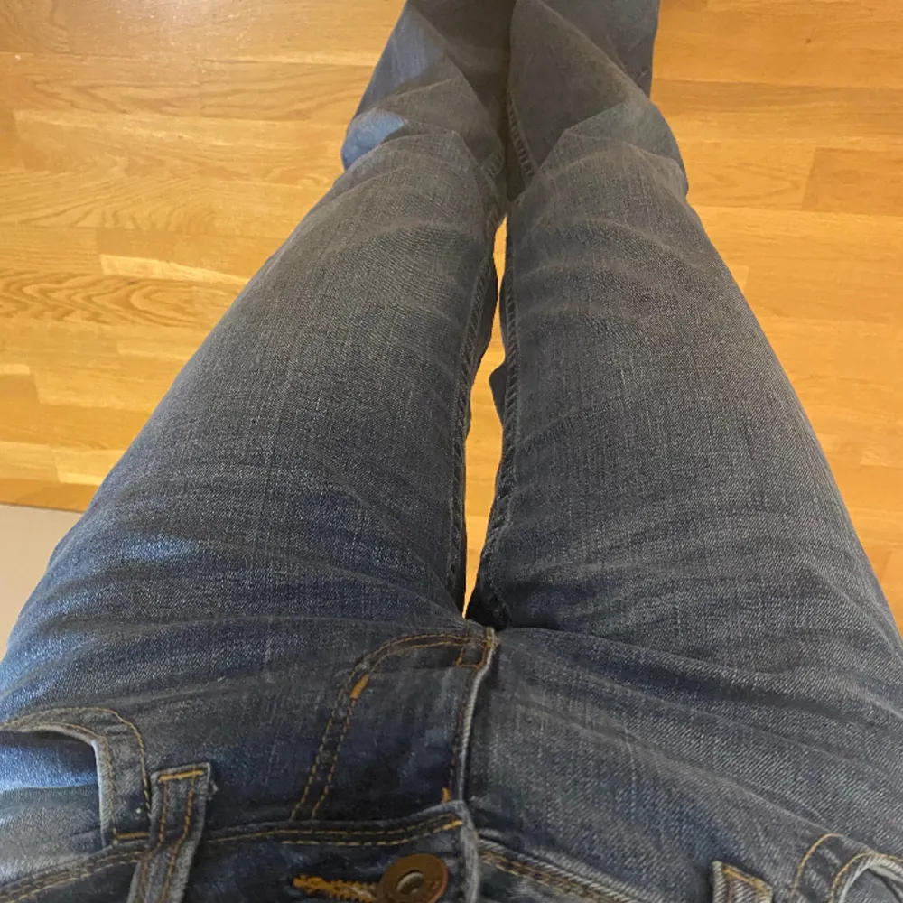 Säljer dessa jeans i storlek 34 då de inte kommer till användning, de är lite slitna längst ner på byxorna 💕. Jeans & Byxor.
