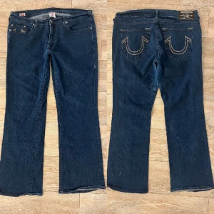 True religion  - Baggy truereligion jeans i fint skick med en liten vit fläck där bak. Midjemåttet är 50cm, innerbenslängden är 78cm och fotvidd 24cm. Modellen är 169cm. Tryck gärna på köp nu❤️