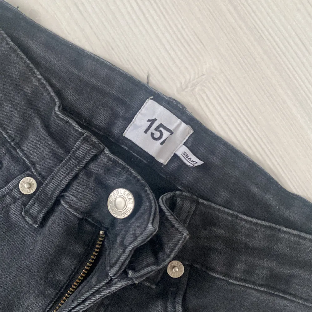 Ett par svarta skinny jeans med hål på knäna från lager157 i storlek XS! Frakt tillkommer, . Jeans & Byxor.
