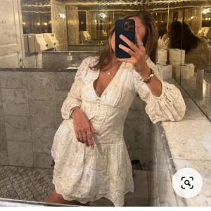 klänning från zara - superfin klänning från zara, perfekt till student/skolavslutning!!