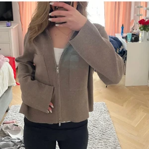Cardigan kofta - Säljer min beiga cardigan tröja från åhlens! Koftan är inprincip aldrig använd, därför inga defekter💘 
