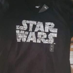 T-Shirt med Star Wars logga. Svart i strl Large