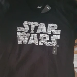 T-Shirt Star Wars - T-Shirt med Star Wars logga. Svart i strl Large