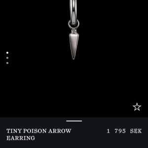 tiny poison arrow earring ifrån maria nilsdotter! nypris 1795kr/st jsg säljer dom för 2200 tilsammans.