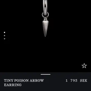 tiny poison arrow earring ifrån maria nilsdotter! nypris 1795kr/st jsg säljer dom för 2200 tilsammans.