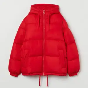 Röd vinterjacka från H&M som är helt slutsåld. Storlek S & jackan är i nyskick💕