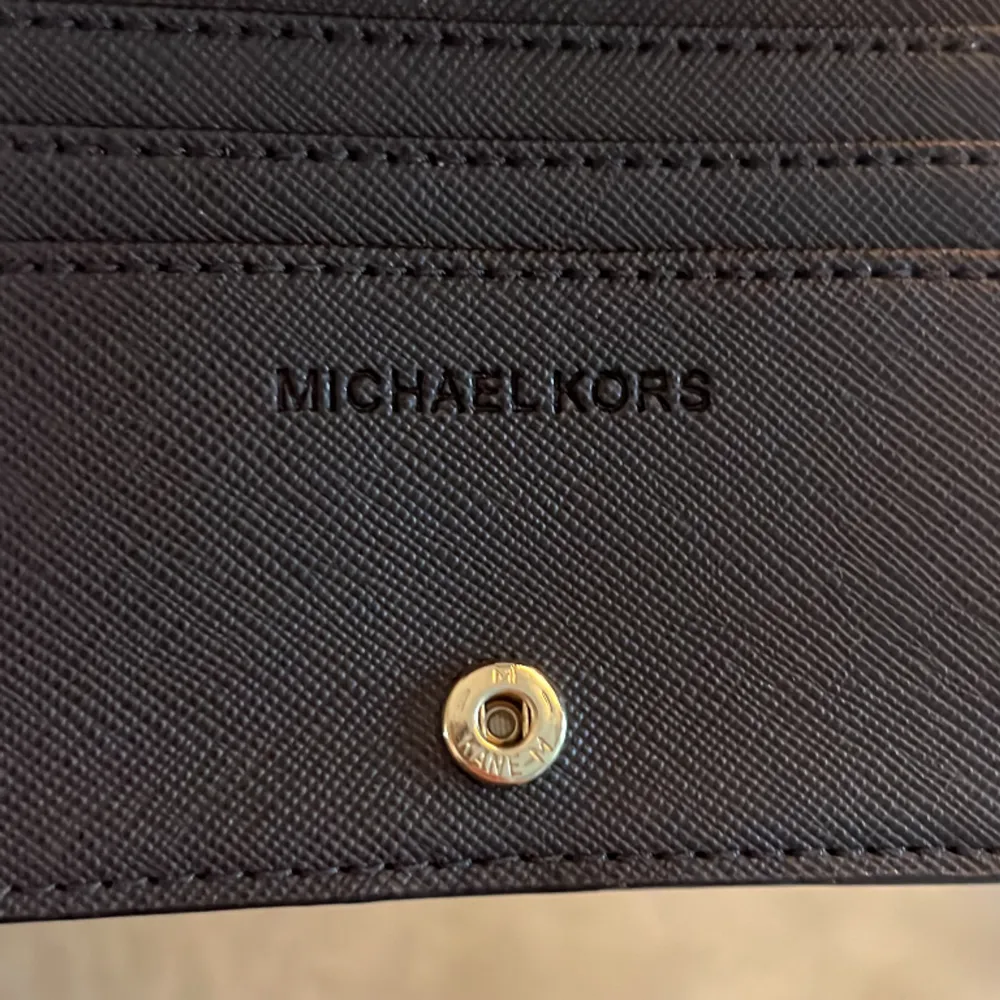 En äkta Michael kors plånbok. Ny skick. Tror inte den går att få tag på längre❤️. Accessoarer.