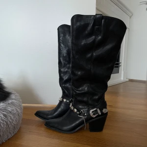 Cowboy boots med smycke - Säljer nu mina cowboy boots då dom endast är använda två gånger!! Sååå fina och coola, speciellt med smycket. Dom används inte så säljer vidare så dom får kärleken dom förtjänar! 💕💞💃💃 (dom är lite dammiga, tvättas av innan jag skickar)