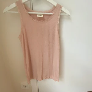 Rosa spetslinne -  ett rosa spets linne från Sofie schnoor