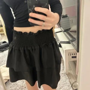 Kort kjol - Söt svart kjol som är helt oanvänd. Går även att ha som topp