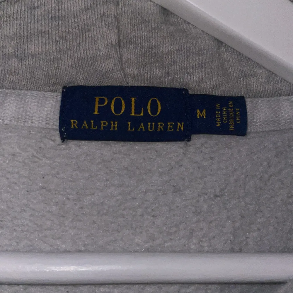 Säljer denna super fina Ralph Lauren hoodie då sen  inte kommer till användning.. Hoodies.
