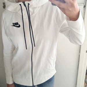 Nike zip hoodie - Säljer en jättefin vit nike tröja i storlek S. Säljer för att vit inte är min färg. 