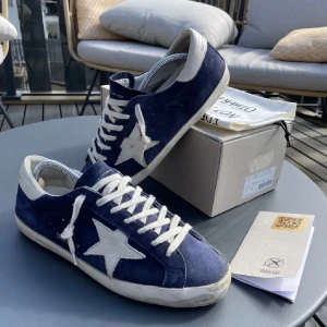 Golden goose - Säljer dessa som jag nyss köpte av en kille här på Plick. Tyvärr så passade det inte mig storleksmässigt..  Cond 9/10! Riktigt snygga skor 