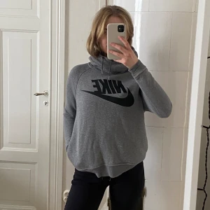 Nike Hoodie - Snygg och varm Nike-hoodie som inte kommer till användning! Jättefint skick utan skavanker och med två ”hemliga” fickor på sidorna!💞🖤köpt för 699kr