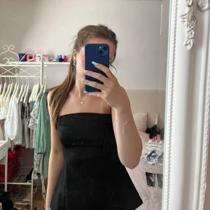 Armlös topp  - En jättefin armlös topp som är lite utsvängd ner till, säljer den på grund av att den är för stor 