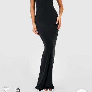 Svart långklänning  - Helt ny, oanvänd svart långklänning från boohoo. Nypris 216kr