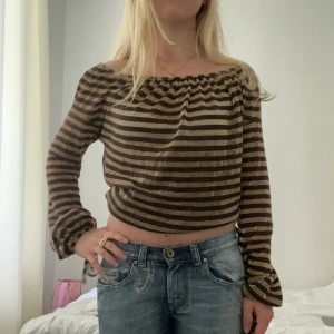 Topp - Randig meshtopp med knytningar längst ned på ärmarna 🩷