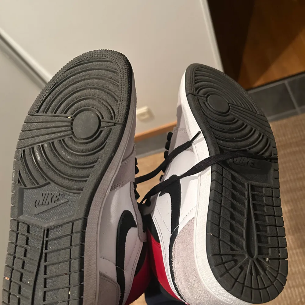 Tja! Säljer nu mina Jordan 1 high smoke grey som jag aldrig använder. Dem är i storlek 42. Skulle säga att skicket är 9,5/10 så de ba skriva om de är något!. Kengät.