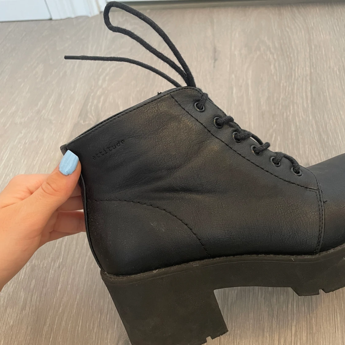 Svarta boots ifrån attitude - 90