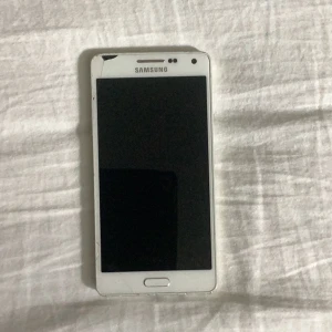 Samsung A5 - Säljer en Samsung A5 som har 2 små sprickor och en del som har försvunitnoch den har några små repor men den funkar helt utmärkt 
