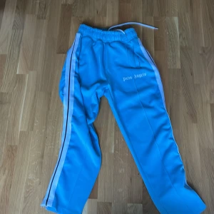 Jag säljer nu mina blåa palm angels byxor använt dem typ 4 gånger nyköpt skick - Bra