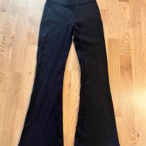 Svarta Utsvängda Tights/Kostymbyxor - Svarta utsvängda tights från Vero Moda. Inköpta i höstas, bra skick. Använda några gånger. Säljer på grund av att de är för små. Storlek XS/32. Köparen står för frakten.