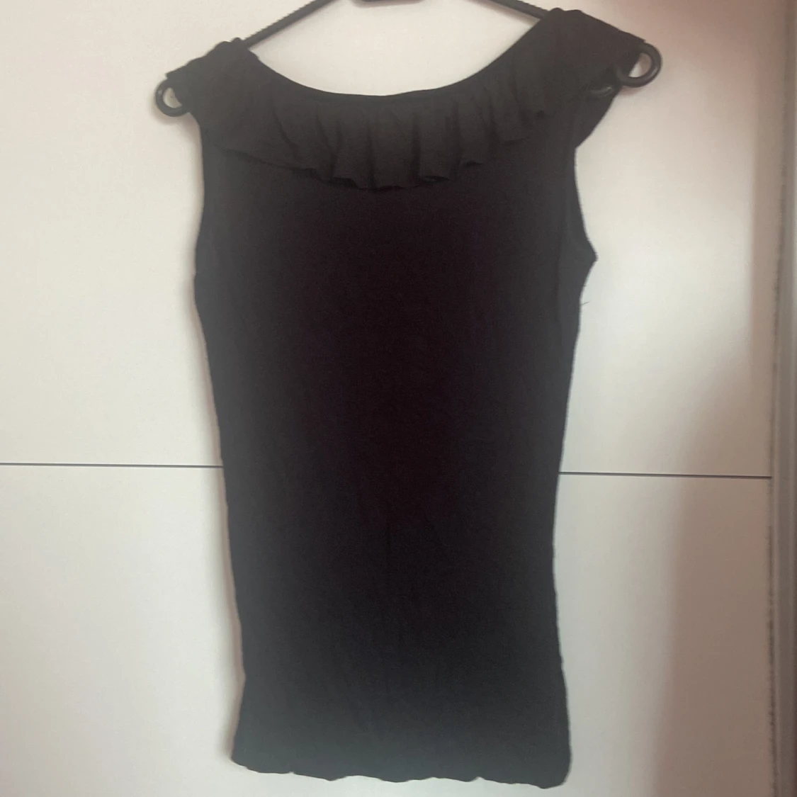 Svart ruffel top - 90