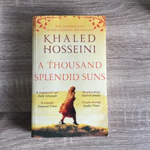 Boken ”A thousand splendid suns”  - Boken ”A thousand splendid suns” skriven av Khaled Hosseini.  Inga skador  Ny bok 