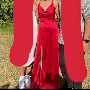 Bal klänning  - Röd balklänning, använd 1 gång. Väldigt skön.