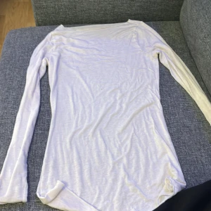 Vit intimissimi tröja - Vit intimissimi tröja Använd 5 gånger 2 små hål där framme men inget som syns  Nypris 500kr