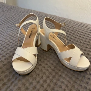 Vita klackskor - Super söta vita klackskor som är helt perfekta till sommaren. Säljer då jag redan har ett par vita klackar som ser nästan likadana ut. (Endast använda 1 gång) priset kan alltid diskuteras