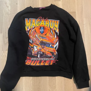 College tröja - Säljer en svart collegetröja med graphic fram och bak. Tröjan är bred nertill, sitter alltså inte tajt vid midjan. Stl S