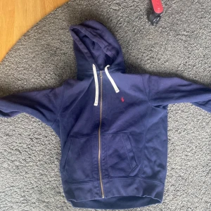 Ralph lauren hoodie - Storlek m skick 9/10 säljer den då den är lite för stor för mig